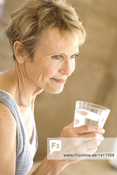 Seniorenfrau mit einem Glas Wasser