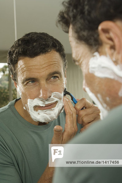 Porträt eines Mannes beim Rasieren
