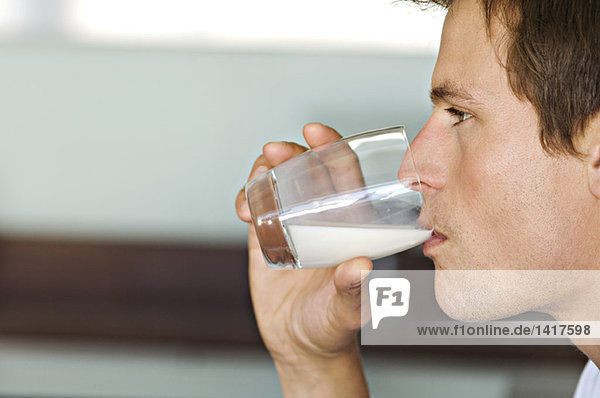 Porträt eines Mannes  der Milch trinkt
