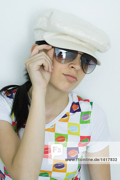 Teenager Mädchen mit Sonnenbrille und Mütze  Portrait