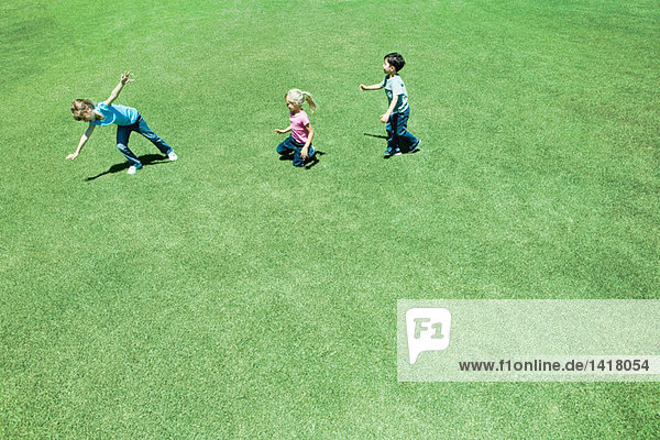 Kinder spielen auf Rasen  hohe Blickwinkel