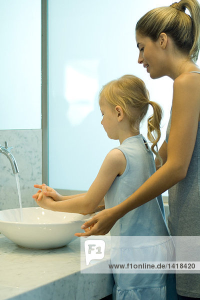 Mutter und Tochter beim Händewaschen