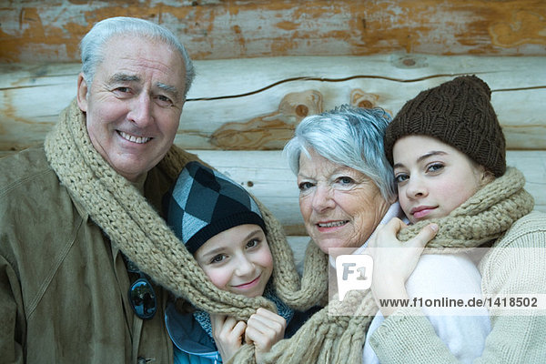 Großeltern und Enkelkinder in Winterkleidung  Portrait