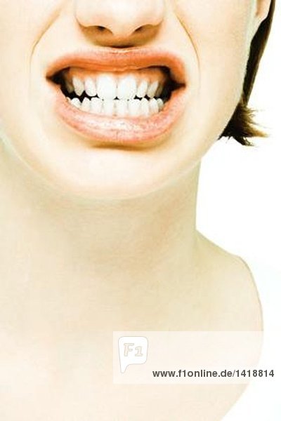 Teenagermädchen mit Zähnen  extreme Nahaufnahme