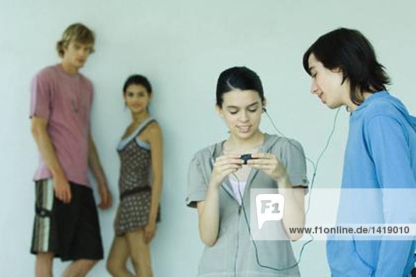 Teenager-Freunde teilen MP3-Player