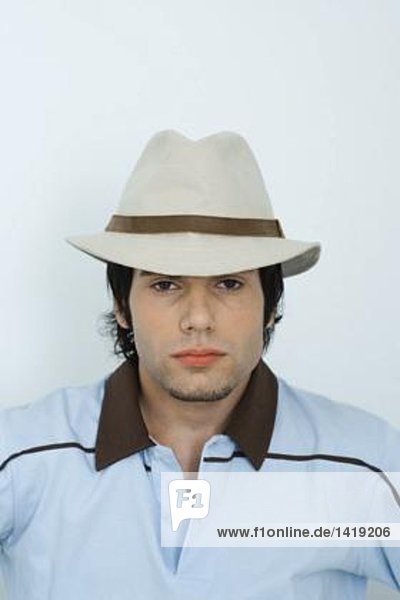 Junger Mann mit Hut  Portrait