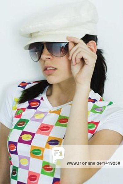 Teenagerin mit Mütze und Sonnenbrille  Portrait
