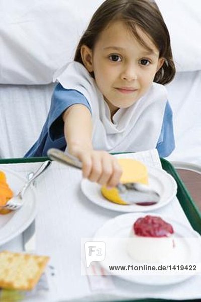 Mädchen beim Essen im Krankenhausbett