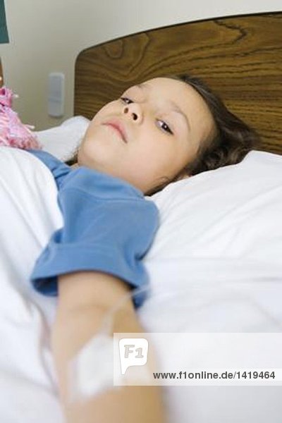 Kind im Krankenhausbett liegend