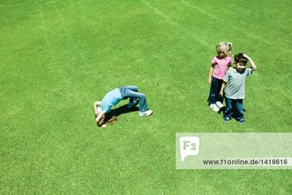 Kinder beim Ballspielen auf Rasen