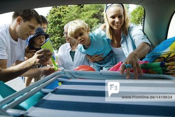 Familie Entladung Kofferraum des Autos