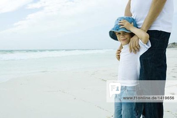 Kind und Eltern am Strand