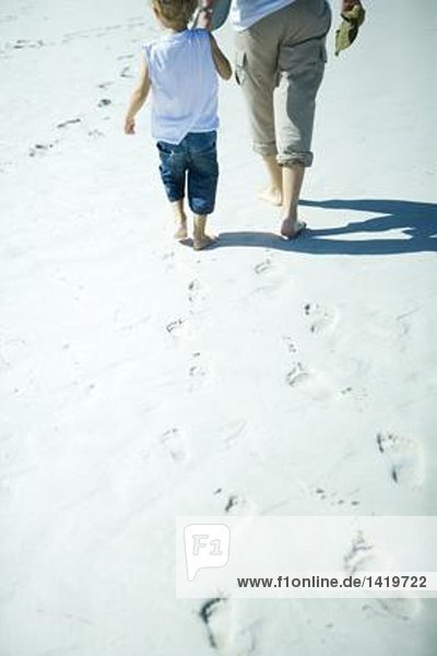 Kinder und Erwachsene gehen auf Sand  niedriger Abschnitt