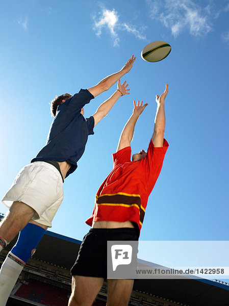 Rugbyspieler springen für den Ball