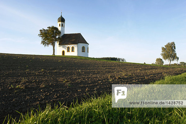 Deutschland  Bayern  Kapelle mit Zwiebelturm am Ufer und Feldern
