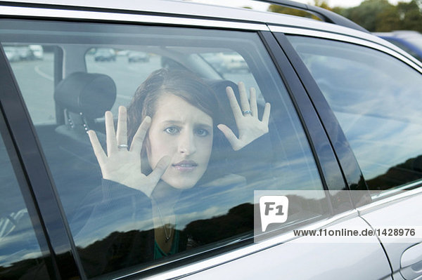 Junge Frau im Auto sitzend