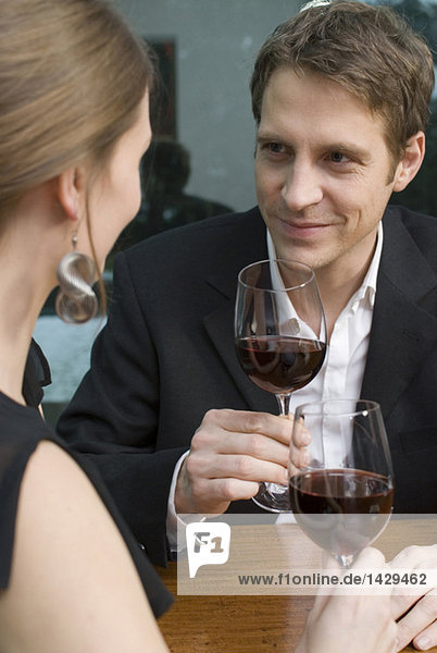 Junges Paar trinkt Rotwein