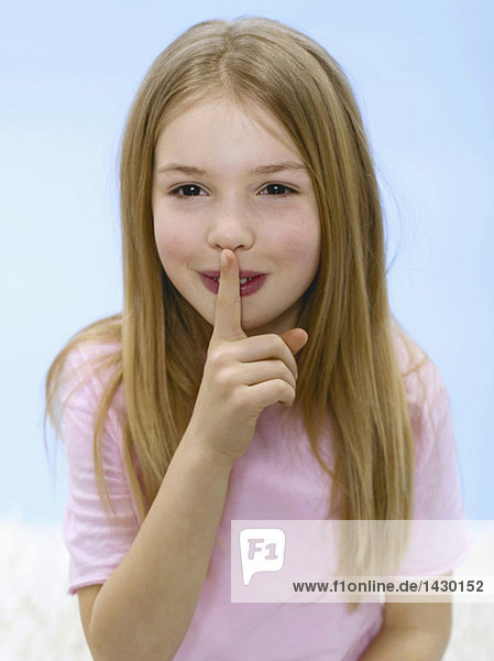 Mädchen (6-7),  Finger om Mund,  Portrait