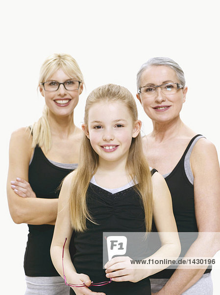 Großmutter,  Mutter und Tochter mit Brille,  Portrait