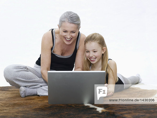 Großmutter und Enkelin mit Laptop  Portrait