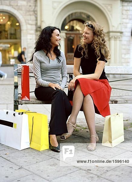 Zwei Frauen einkaufen.