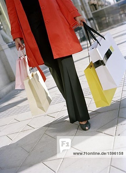 Eine Frau mit Einkaufstaschen.