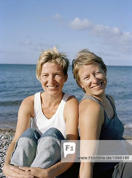 Portrait von zwei Frauen am Strand.