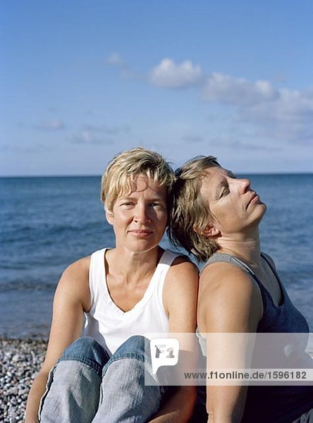 Zwei Frauen am Strand.
