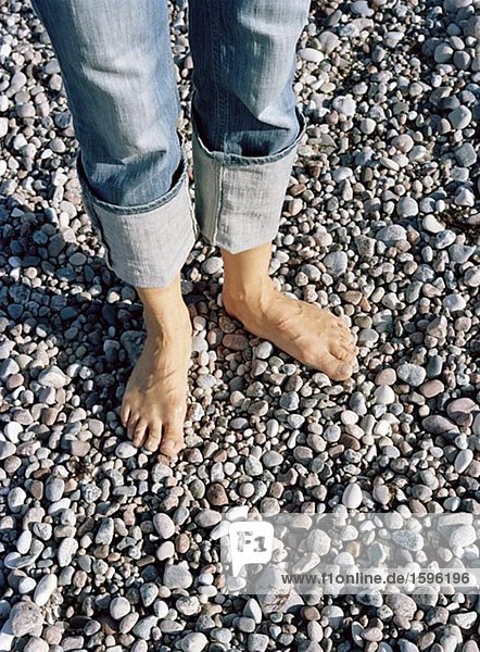 Barfuß Füße auf einem Stein Strand.