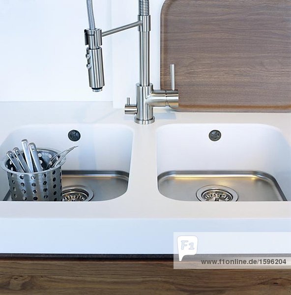 Ein Waschbecken mit Details aus rostfreiem Stahl.