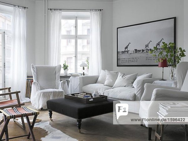 Einem weißen Sofa in einem Wohnzimmer.