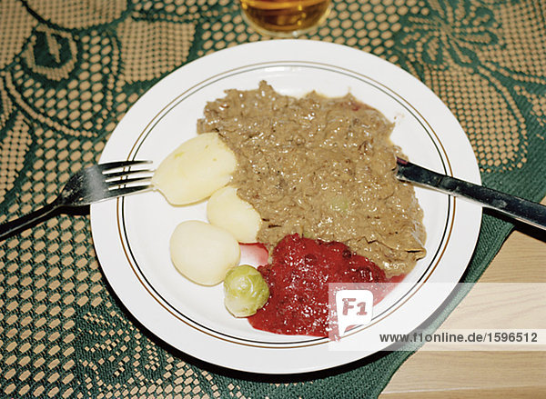 Rentier Fleisch Kartoffeln und Preiselbeeren Marmelade Norrland Schweden.