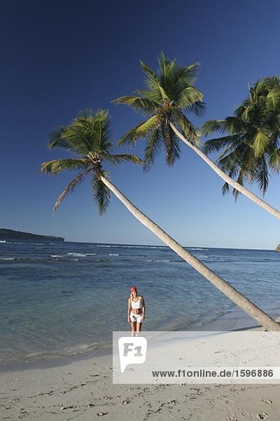 Eine Frau an einem Strand in der Dominikanischen Republik.