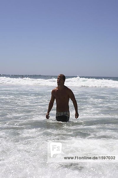 Mann baden Meer
