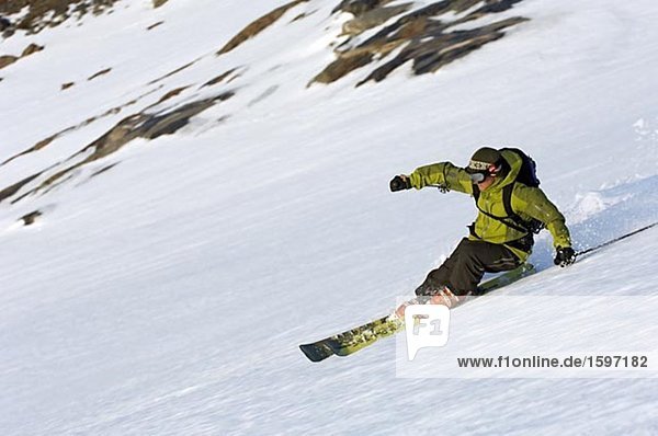 Ein Mann Okstindarne Norwegen-Skifahren.
