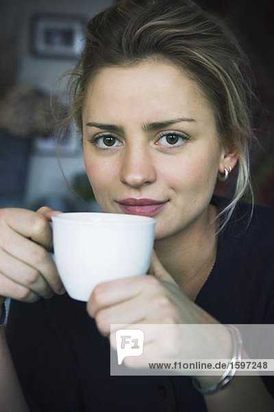 Portrait einer Frau eine Tasse Kaffee trinken.