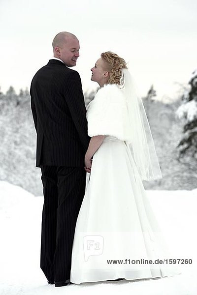 Ein Brautpaar im Winter.