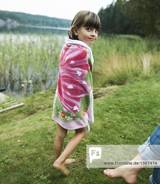 Eine Mädchen eingewickelt in ein Handtuch eine Sommer Tag Schweden.