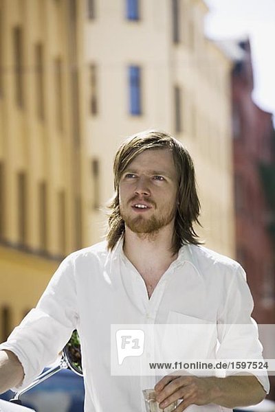 Young skandinavischen Mann mit einem Glas in der Hand Schweden.