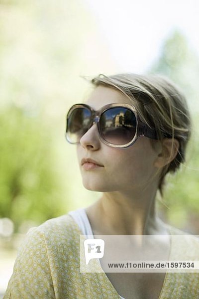 Portrait einer jungen skandinavischen Frau tragen Sonne Brille Schweden.