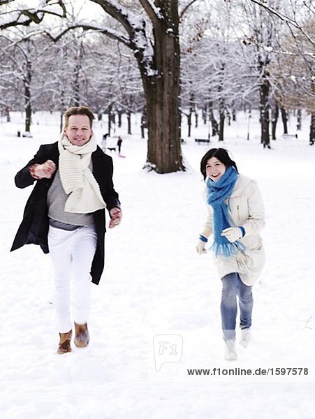 Mann und Frau in einem winterlichen Park Stockholm Schweden.