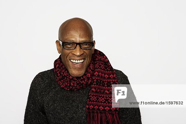 Porträt von ein lächelnd mann mit einen Schal.