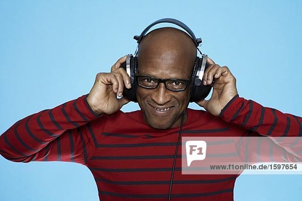 Ein Mann mittleren Alters mit Kopfhörern.