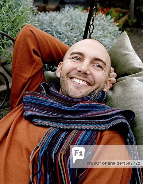 Porträt von ein lächelnd mann mit einen Schal Schweden.