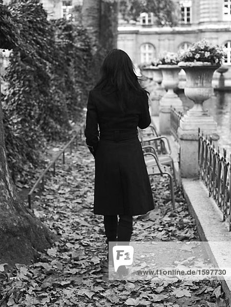 Eine Frau zu Fuß in Paris.