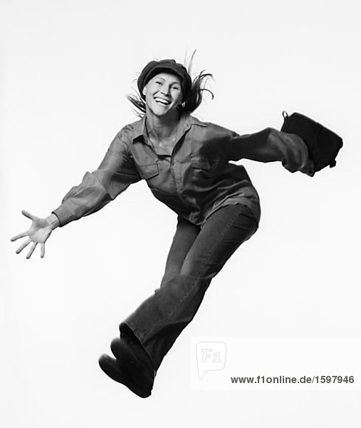 Eine glückliche Frau springen Schweden.