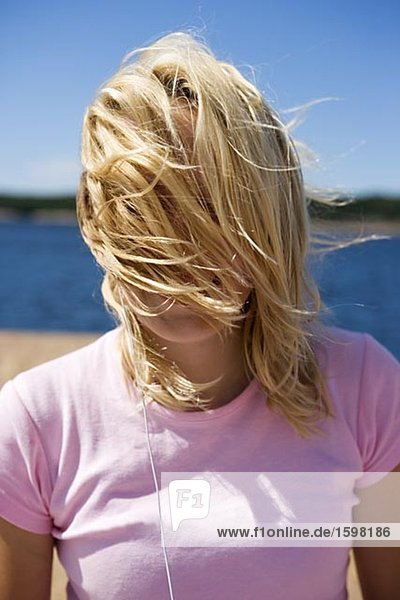 Ein Blondes Mädchen mit Wind im Haar.