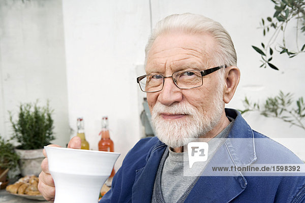 Ein älterer Mann trinken Kaffee Schweden.