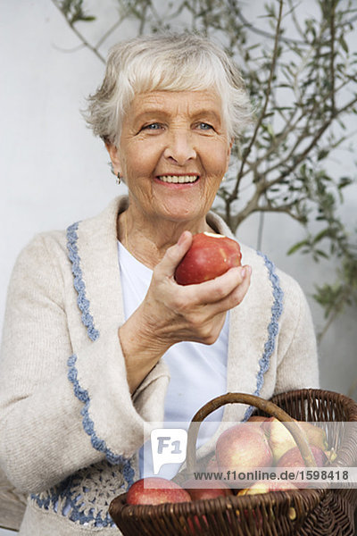 Frau hält einen Apfel in der Hand  Schweden.