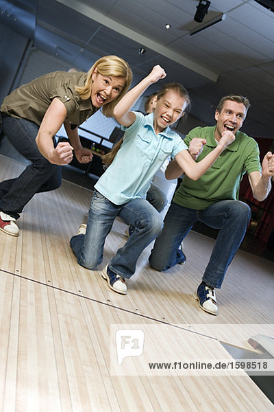 Familie in eine Bowlingbahn.